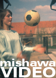 Frau spielt mit einem Fussball.